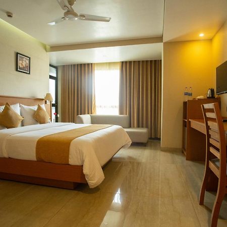 Classic Grande,A Member Of Radisson Imphal Buitenkant foto