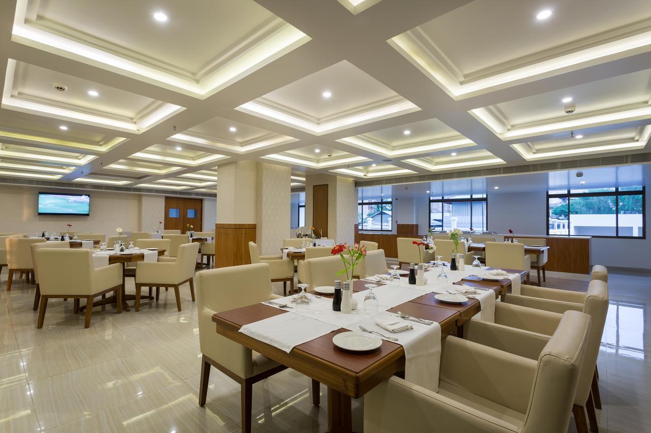 Classic Grande,A Member Of Radisson Imphal Buitenkant foto