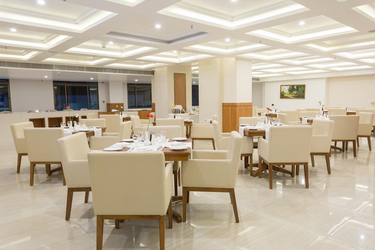 Classic Grande,A Member Of Radisson Imphal Buitenkant foto
